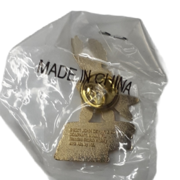 Dewar's finest scotch whiskey pin - Picture 2 of 2